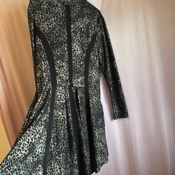 Plus size women’s animal print jacket - Picture 5 of 6